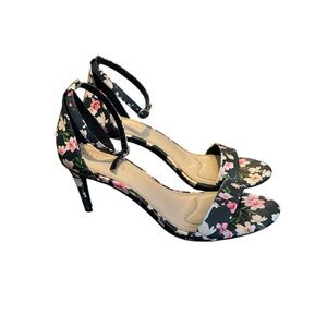 NWOT Kelly & Katie Black Floral Heels “Kirstie”